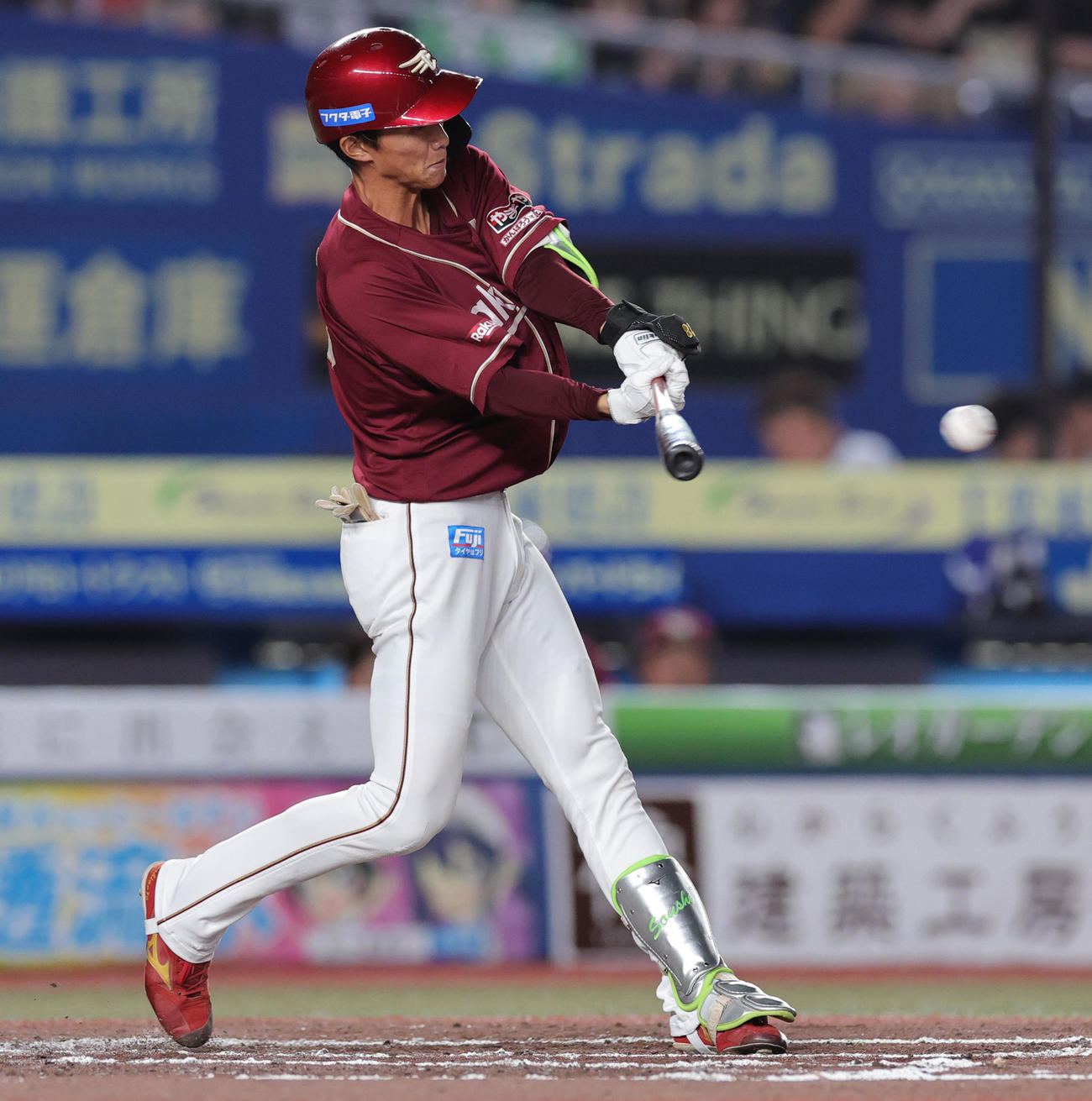 ロッテ対楽天　8回表楽天無死、プロ初安打となる右前打を放つ吉野（撮影・野上伸悟）