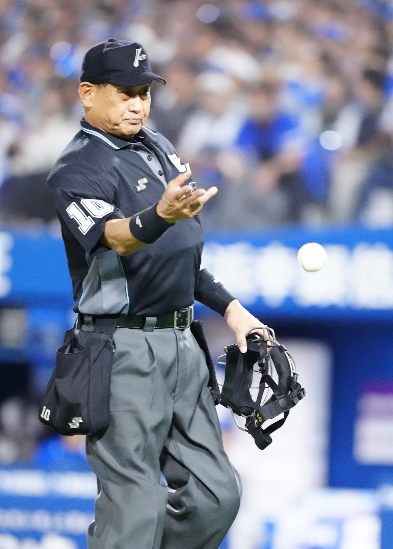 DeNA対ヤクルト　7回表、ヤクルト西村のプロ初安打記念球を渡す名幸球審（撮影・江口和貴）