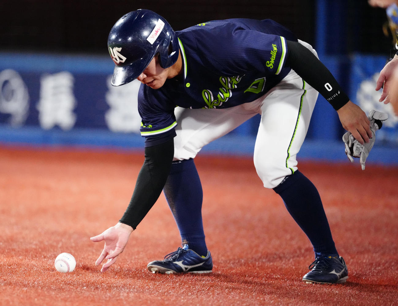 DeNA対ヤクルト　7回表、ヤクルト西村のプロ初安打記念球を受け取る並木（撮影・江口和貴）