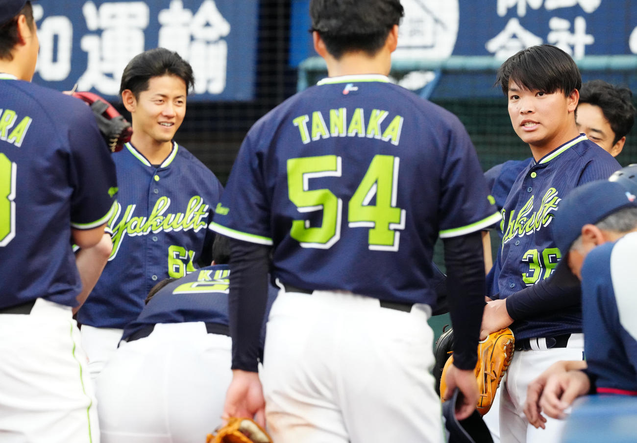 DeNA対ヤクルト　試合前の円陣で声出しするヤクルト西村（右）（撮影・江口和貴）