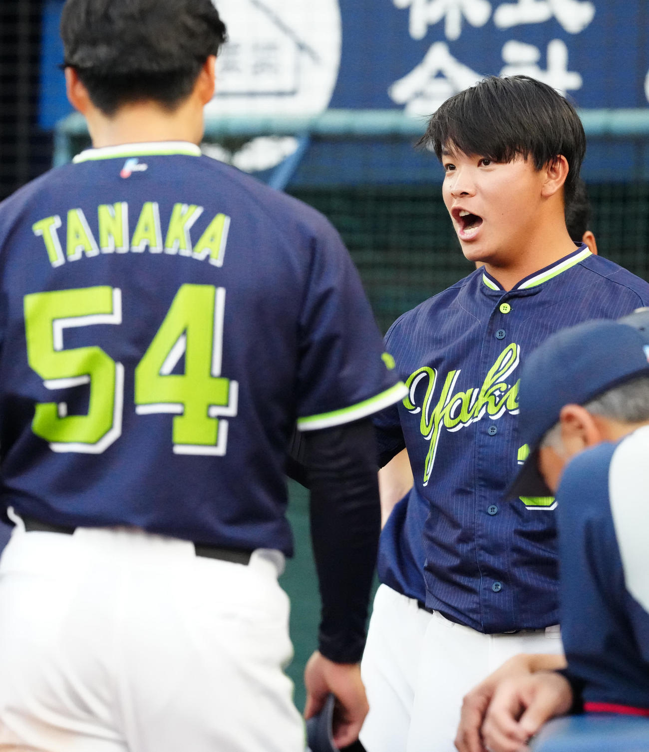 DeNA対ヤクルト　試合前の円陣で声出しするヤクルト西村（右）（撮影・江口和貴）