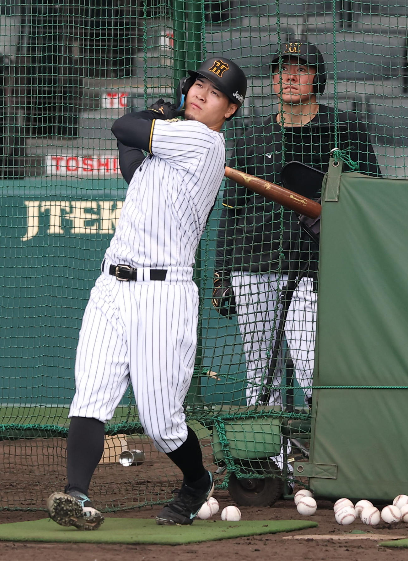 フリー打撃練習をする佐藤輝（撮影・上田博志）