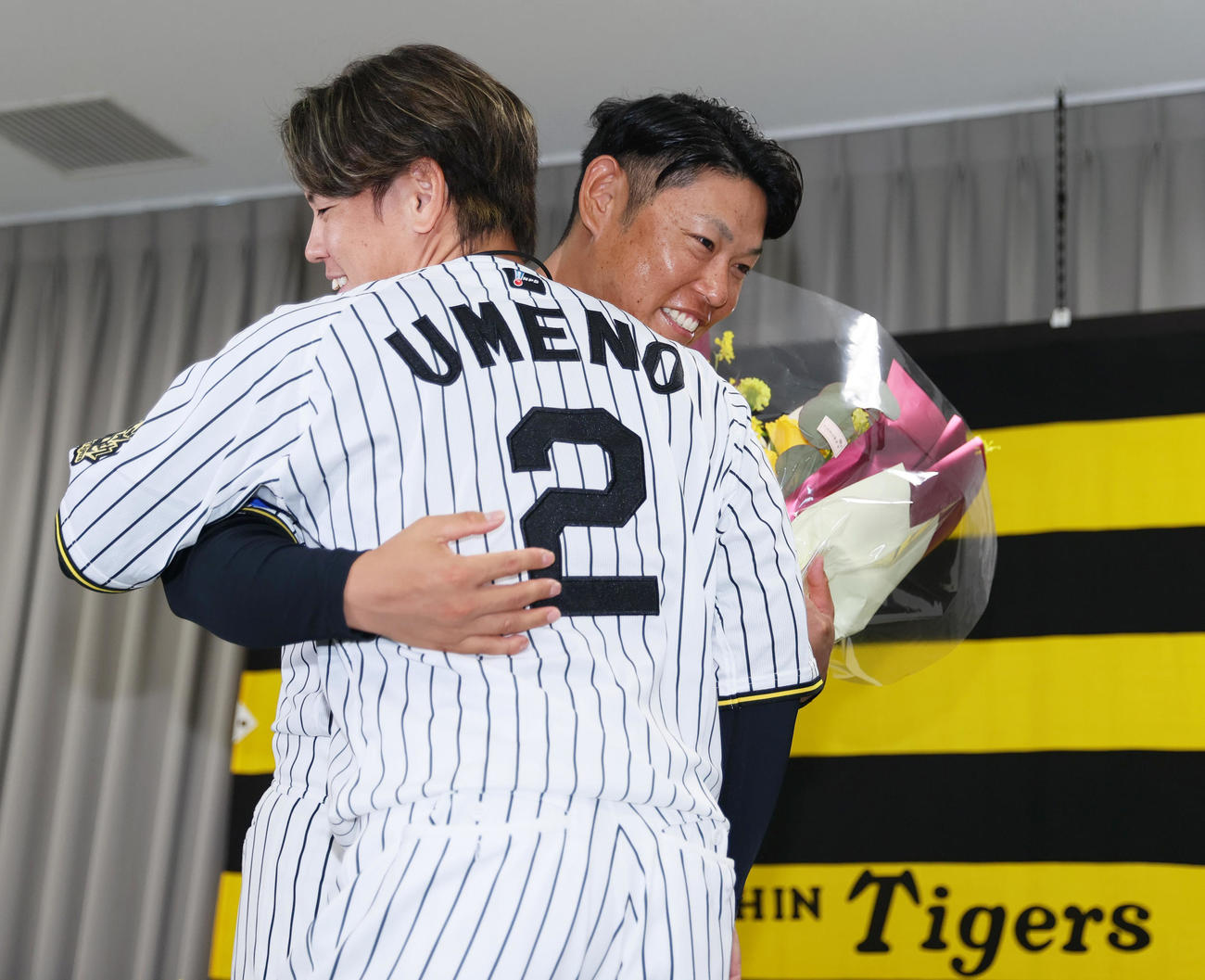 サプライズで登場した梅野（手前）は引退する原口にねぎらいの言葉をかけ抱き合う（撮影・上山淳一）