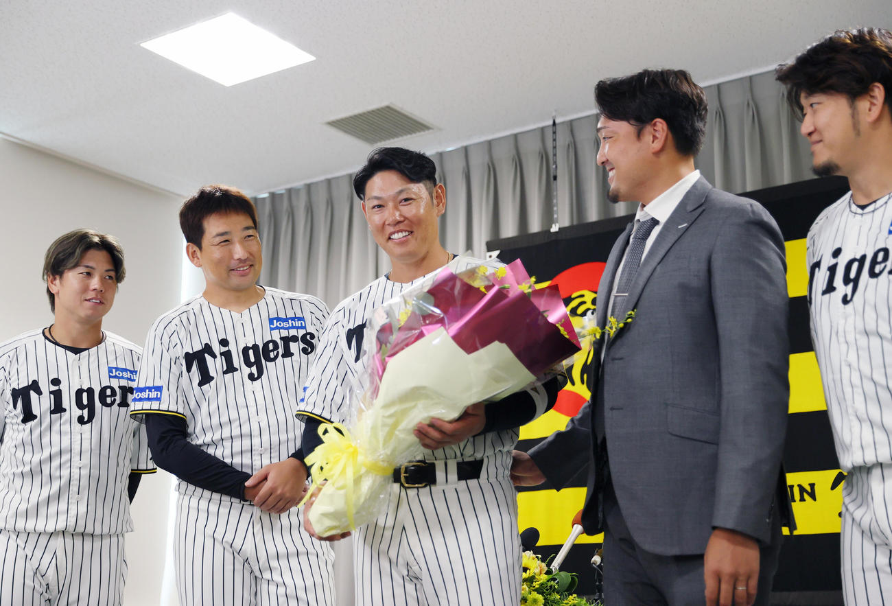 引退会見で花束を受け取る阪神原口（中央）、左から梅野、岩崎、一人おいて秋山BA、岩貞（撮影・上山淳一）