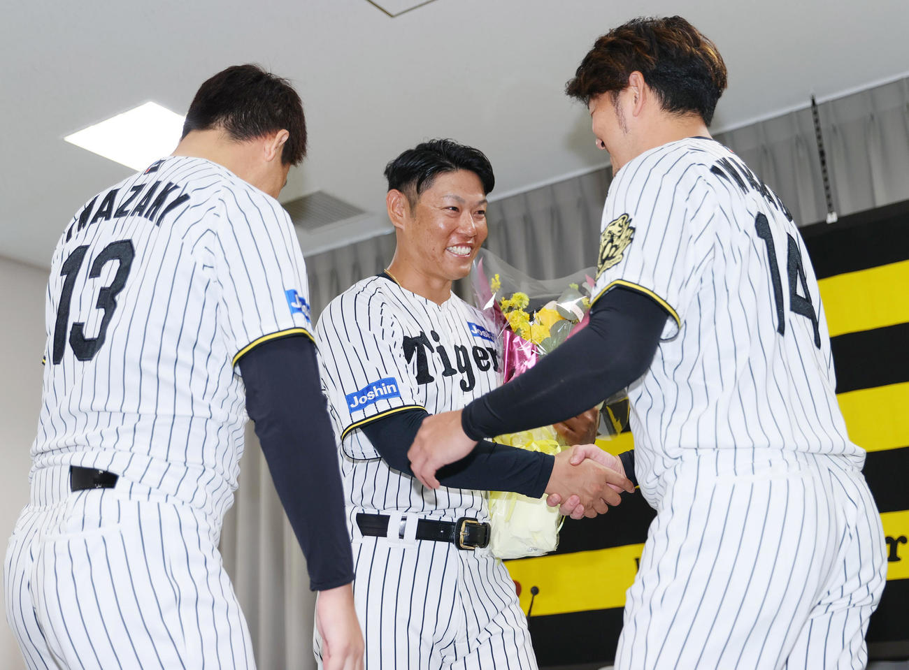 サプライズで登場した岩崎（左）と岩貞（右）は引退する原口にねぎらいの言葉をかけ握手する（撮影・上山淳一）