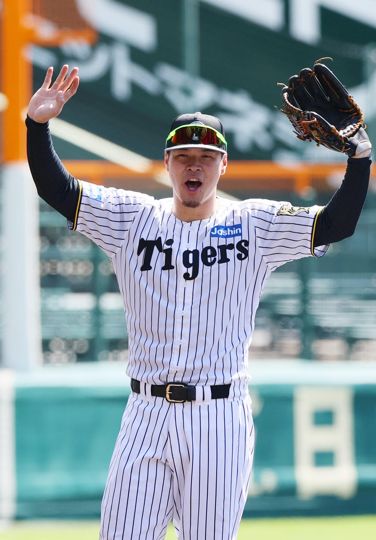 シートノックで声を出す阪神佐藤輝（撮影・上山淳一）