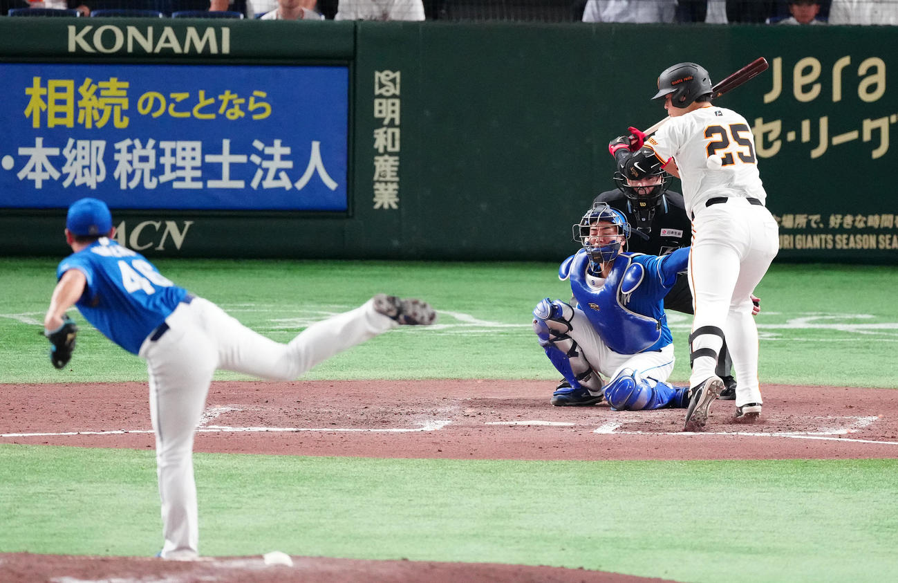 巨人対中日　7回裏巨人2死三塁、死球を受ける岡本。投手梅野（撮影・鈴木みどり）