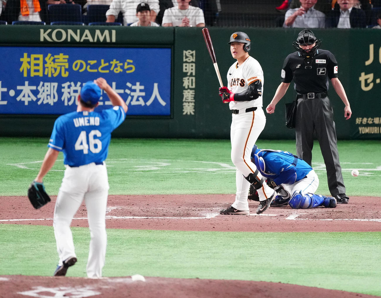 巨人対中日　7回裏巨人2死三塁、死球を受ける岡本。投手梅野（撮影・鈴木みどり）