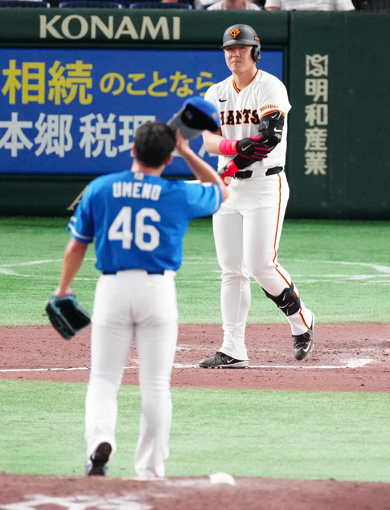巨人対中日　7回裏巨人2死三塁、死球を受けた後、笑顔の岡本。投手梅野（撮影・鈴木みどり）