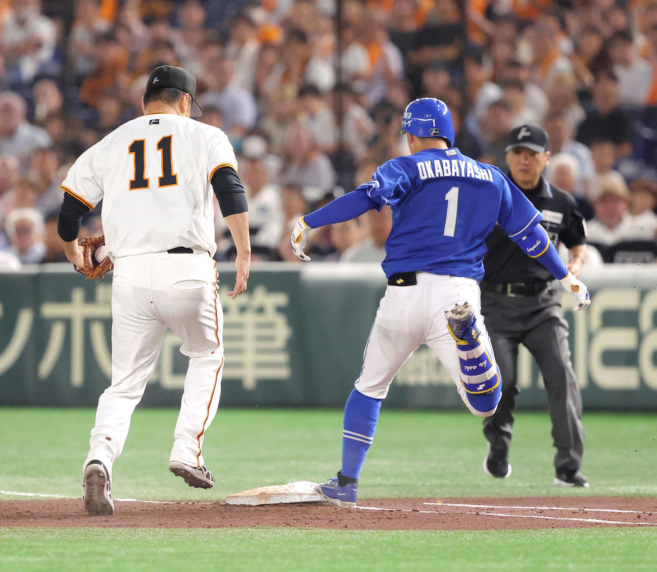 巨人対中日　3回表中日2死、岡林に内野安打を許す田中将（撮影・河田真司）