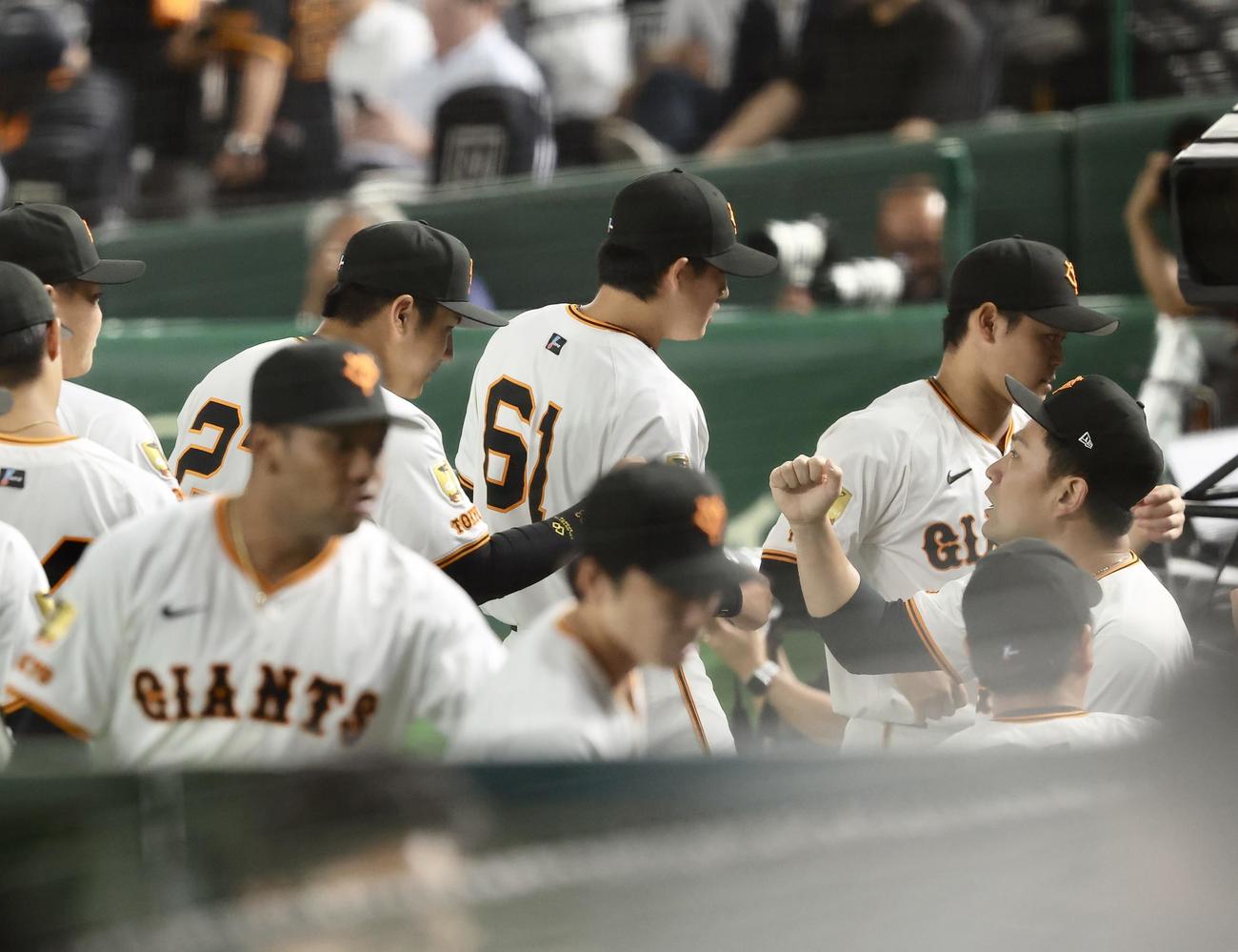 巨人対中日　開始前、チームメートとグータッチを交わす巨人田中将（撮影・河田真司）