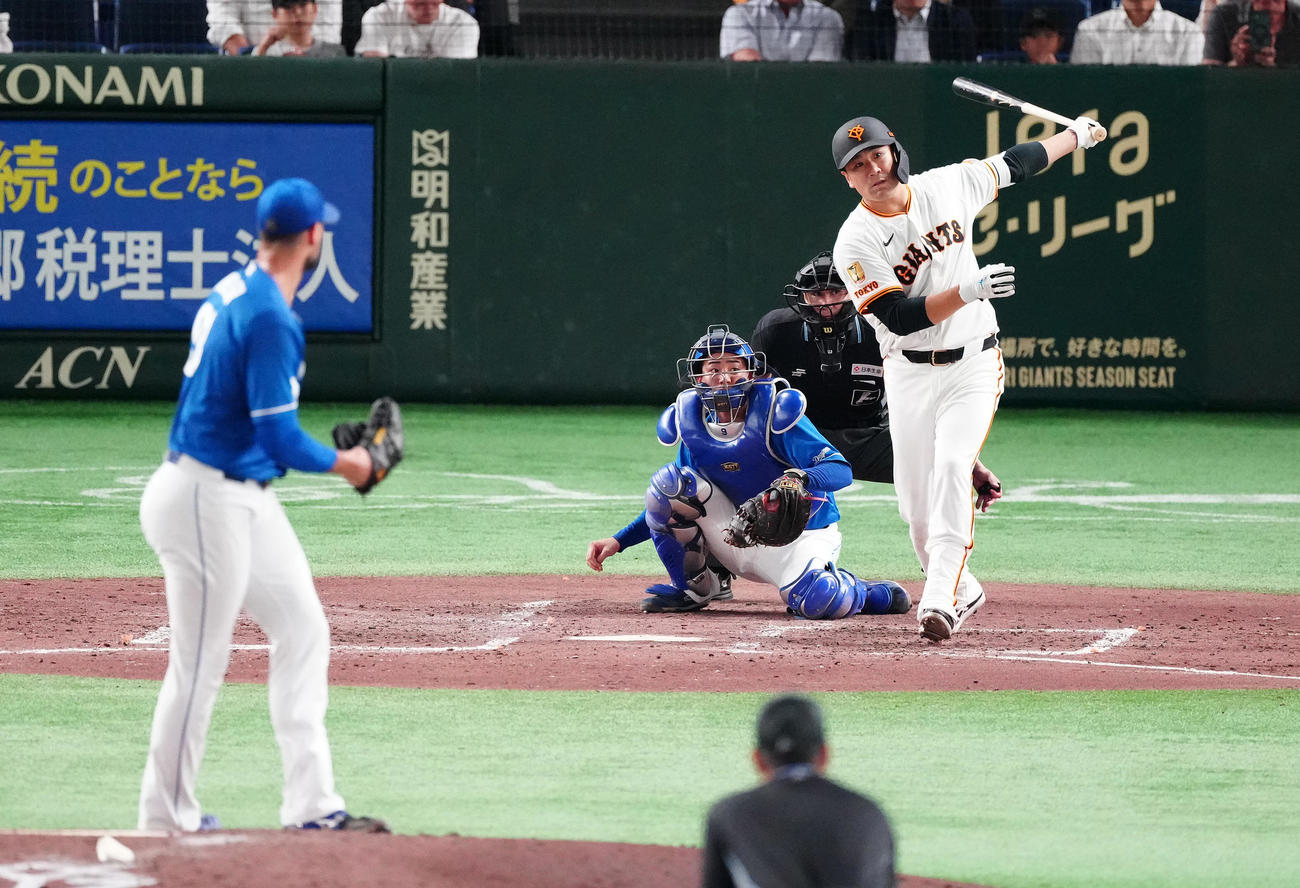 巨人対中日　4回裏巨人2死一塁、左前打を放つ田中将。投手マラー（撮影・鈴木みどり）