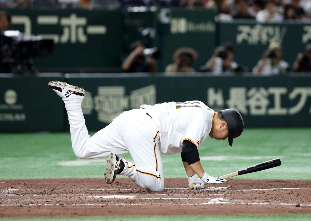 巨人対中日　4回裏巨人2死一塁、空振りして転ぶ田中将（撮影・浅見桂子）
