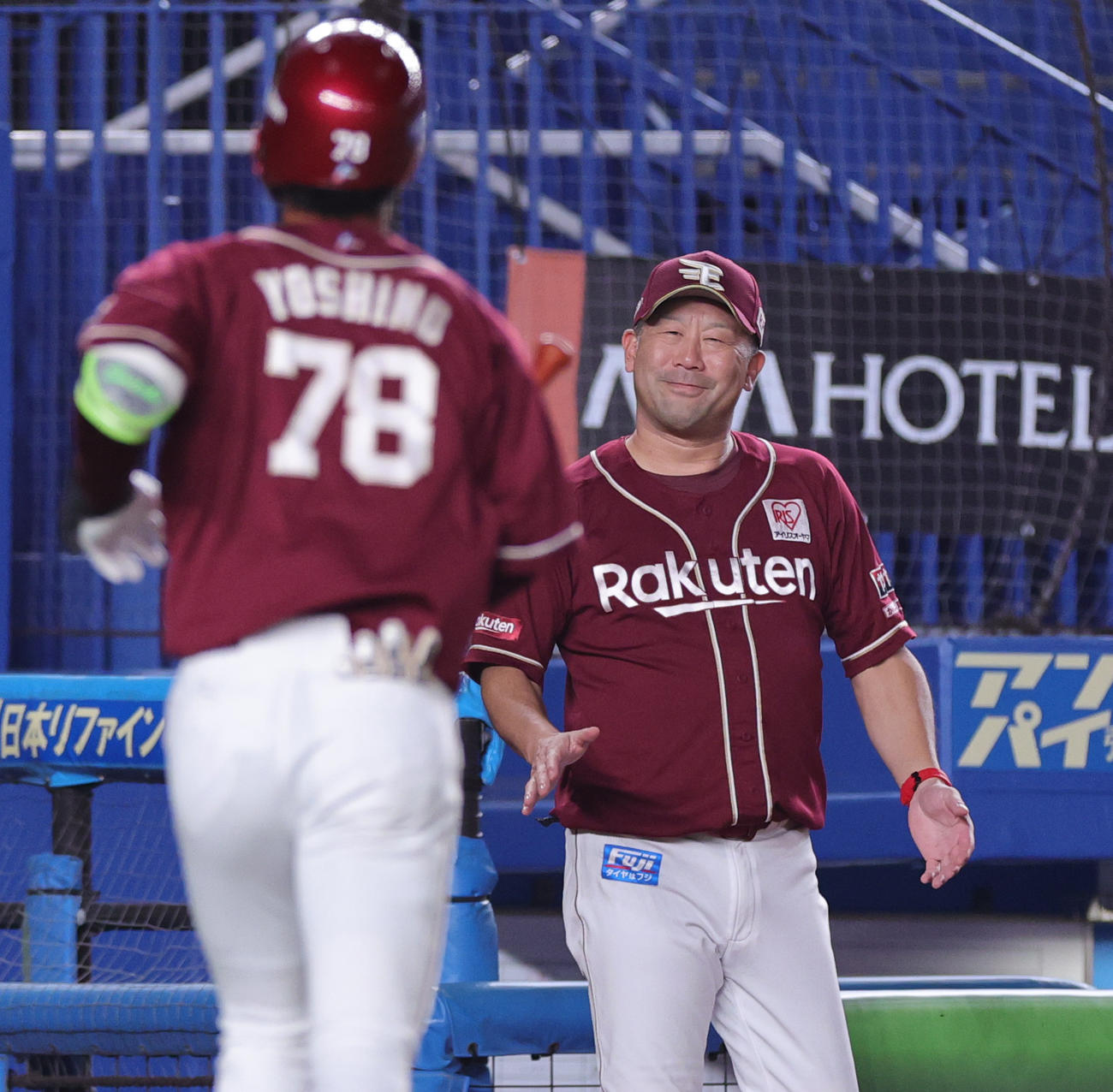 ロッテ対楽天　8回表楽天無死、プロ初安打となる右前打を放った吉野を迎える三木監督（撮影・野上伸悟）