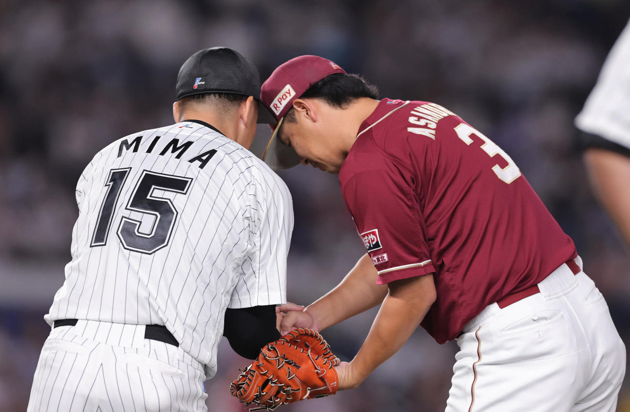 ロッテ対楽天　1回表を終え、楽天浅村（右）に感謝するロッテ美馬（撮影・野上伸悟）