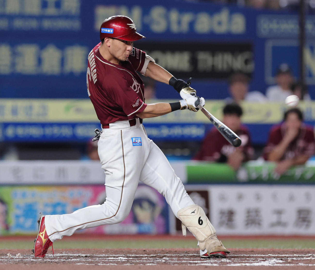ロッテ対楽天　8回表楽天2死一、二塁、左適時二塁打を放つ村林（撮影・野上伸悟）