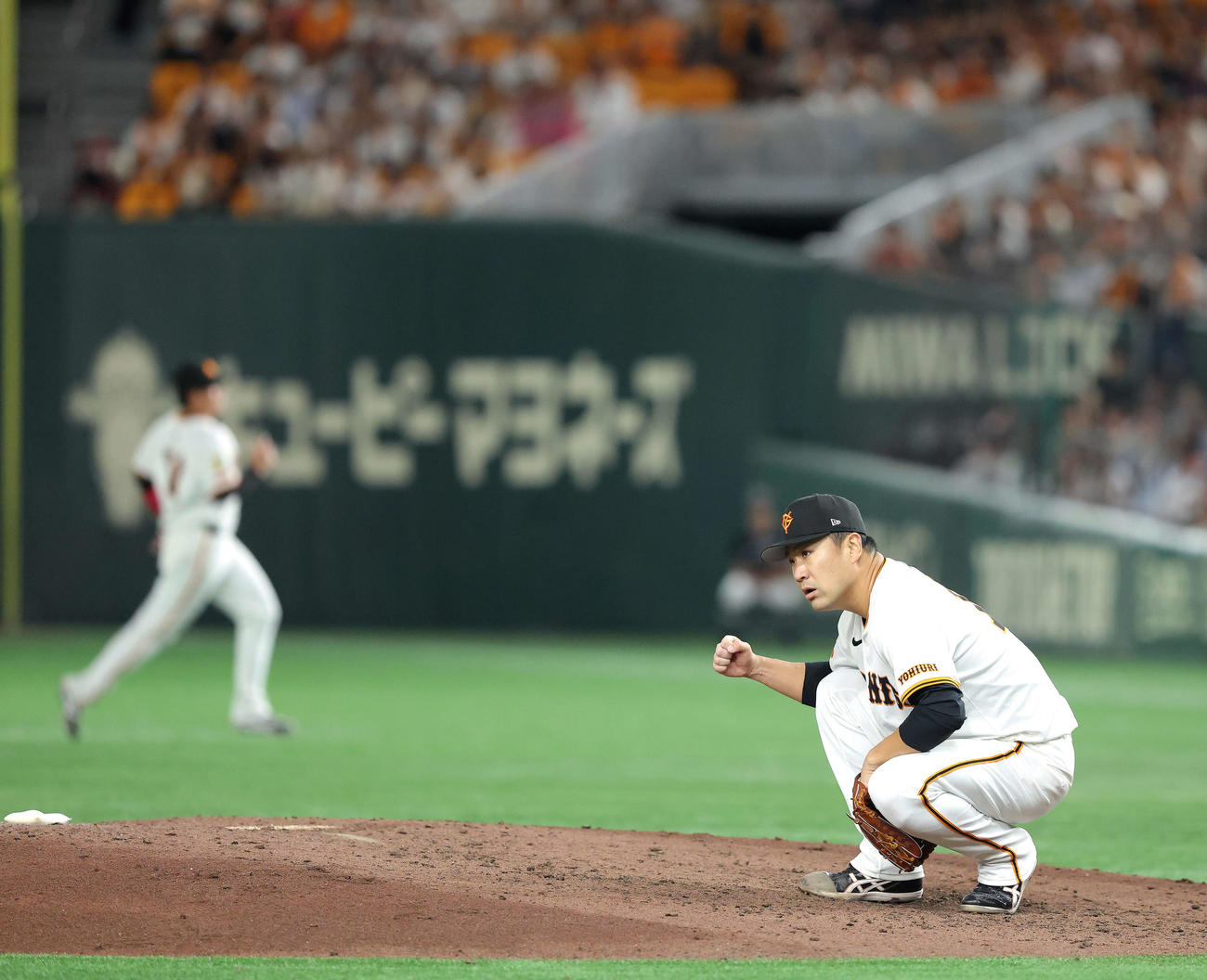 巨人対中日　6回表中日2死、福永を三ゴロに抑えガッツポーズする田中将（撮影・河田真司）