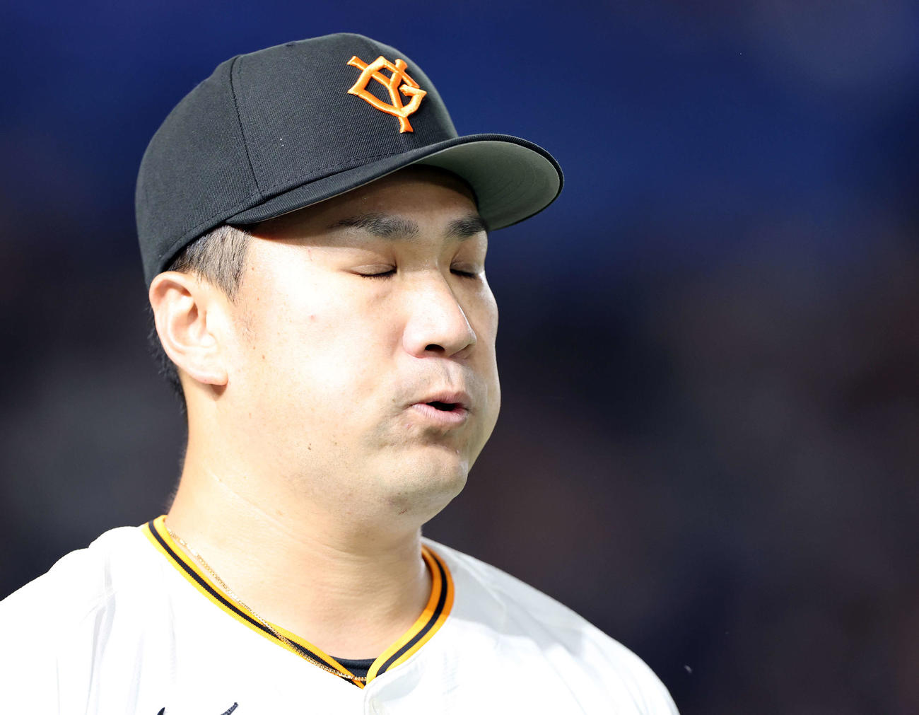 巨人対中日　1回表中日の攻撃で、マウンドに上がる前、息をフーッと吹いて集中する田中将（撮影・浅見桂子）