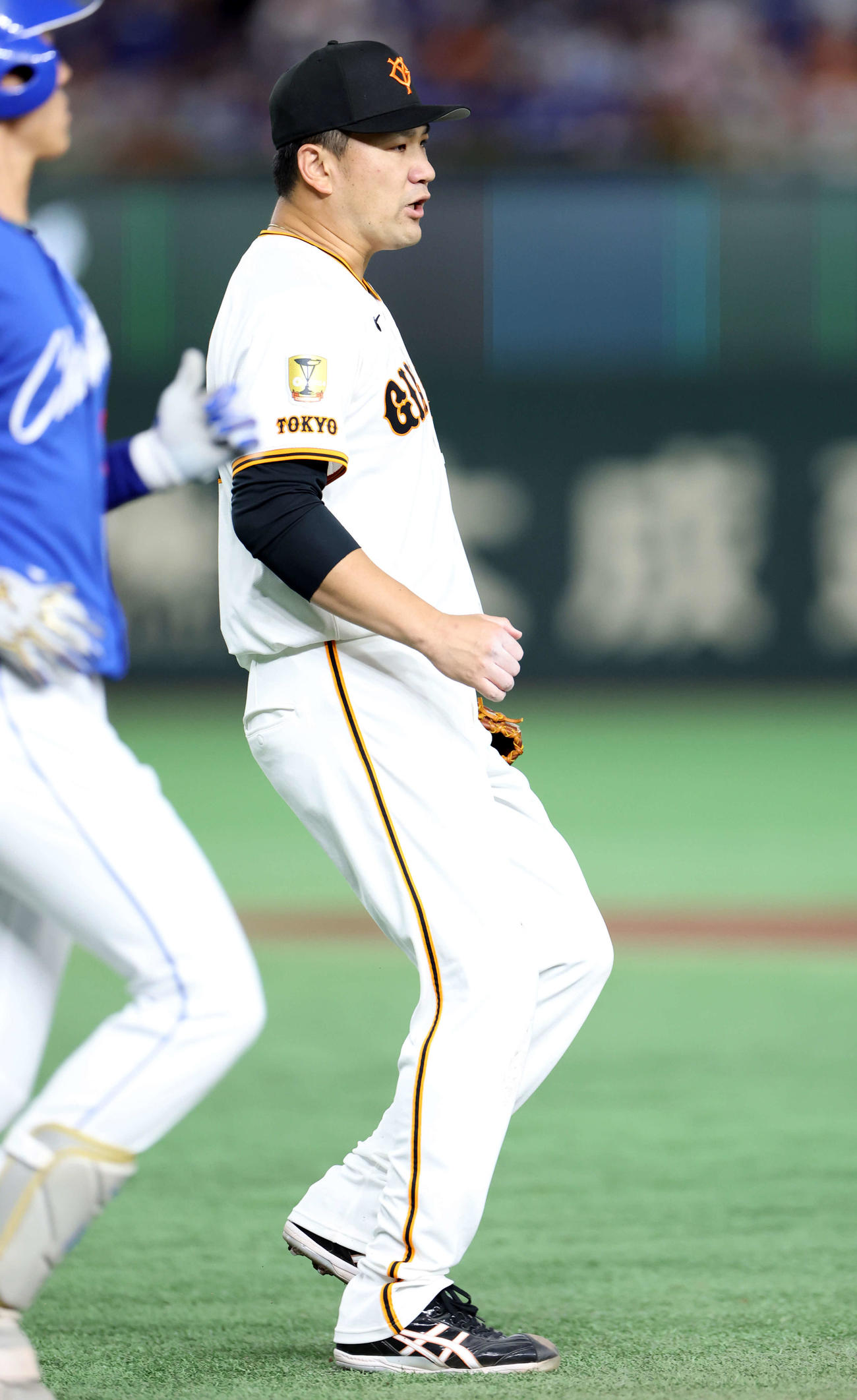 巨人対中日　6回表中日無死、上林を一塁ゴロに仕留め、ガバーに向かいながら小さく雄叫びを上げる田中将（撮影・浅見桂子）