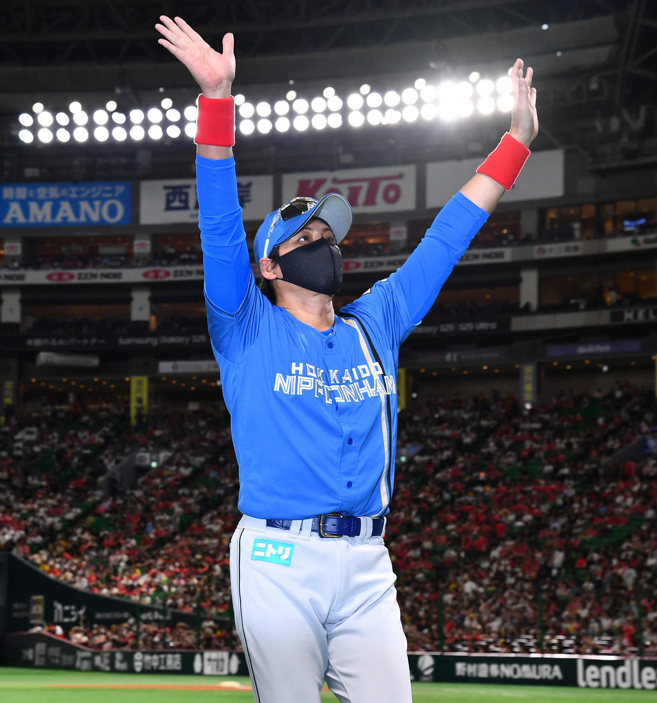 ソフトバンク対日本ハム　みずほペイペイドームでの今季最終戦を終え、ファンに手を振りながら引き揚げる日本ハム新庄監督（撮影・岩下翔太）