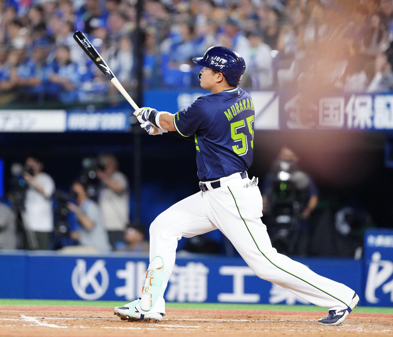 DeNA対ヤクルト　3回表ヤクルト1死一塁、右越えに2点本塁打を放つ村上（撮影・江口和貴）