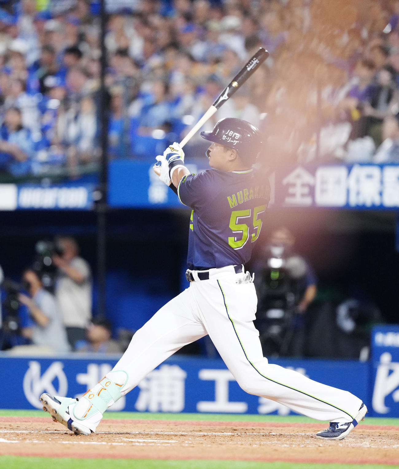 DeNA対ヤクルト　3回表ヤクルト1死一塁、右越えに2点本塁打を放つ村上（撮影・江口和貴）