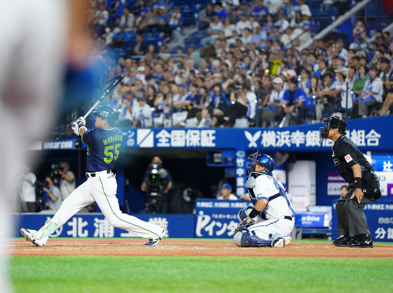 DeNA対ヤクルト　3回表ヤクルト1死一塁、右越えに2点本塁打を放つ村上（撮影・江口和貴）