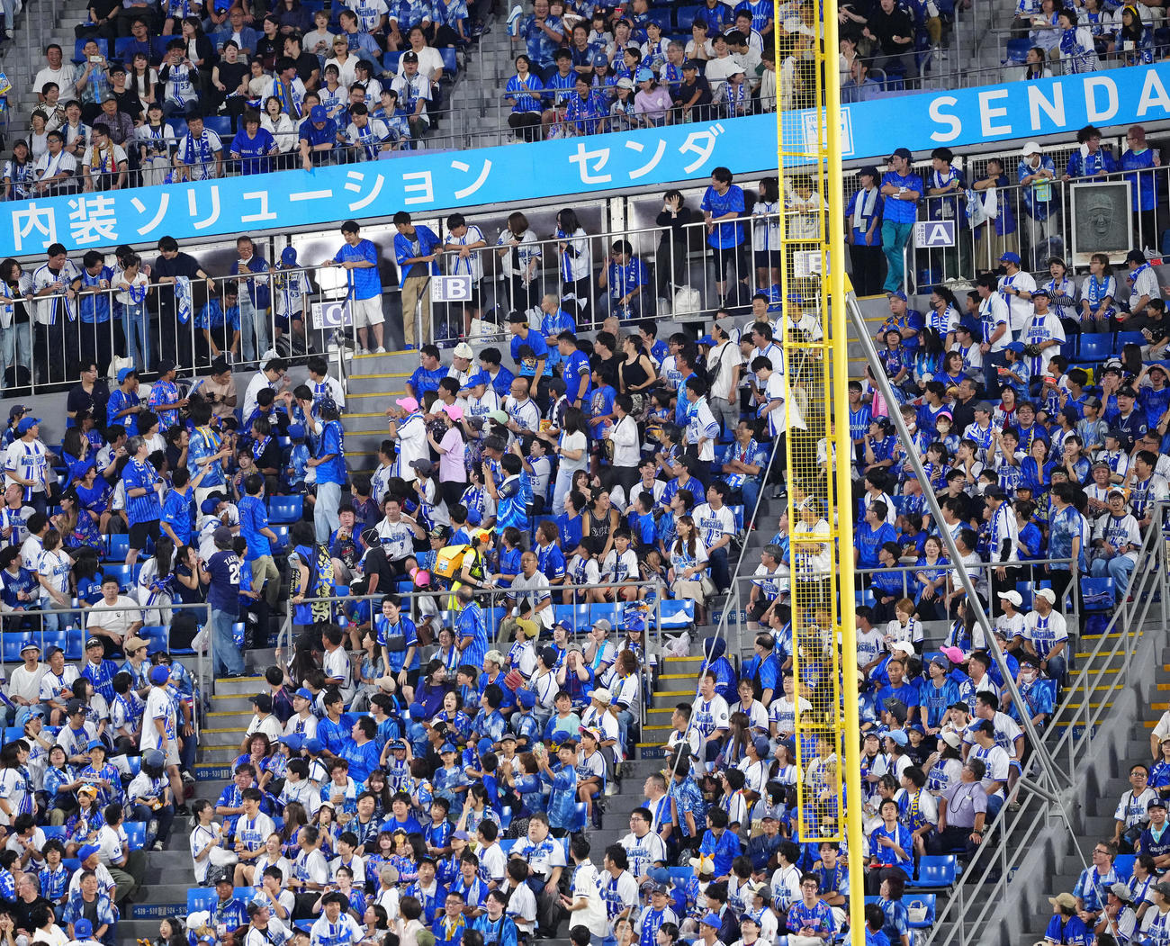 DeNA対ヤクルト　3回表ヤクルト1死一塁、村上が放った2点本塁打の打球は右翼席に着弾。右上はゲーリッグのレリーフ（撮影・江口和貴）