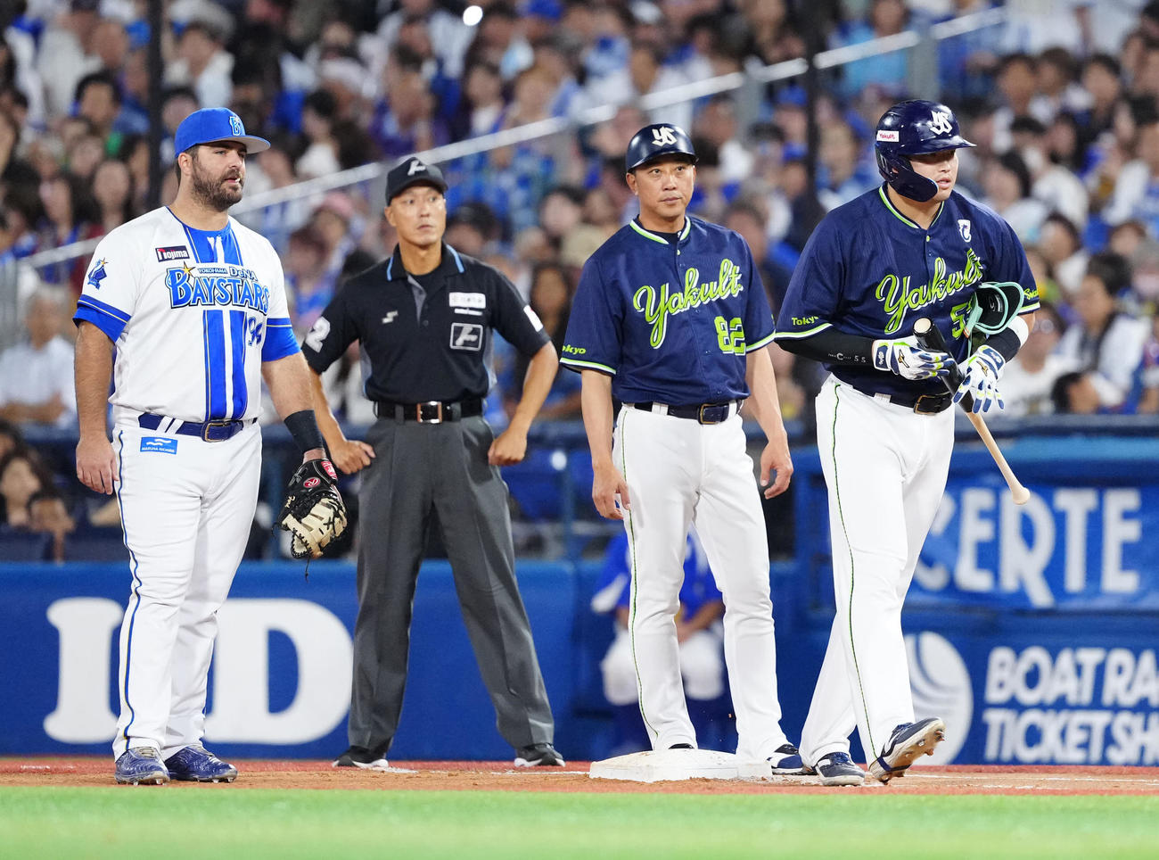 DeNA対ヤクルト　5回表ヤクルト2死三塁、四球で代走を送られる村上（右）（撮影・江口和貴）