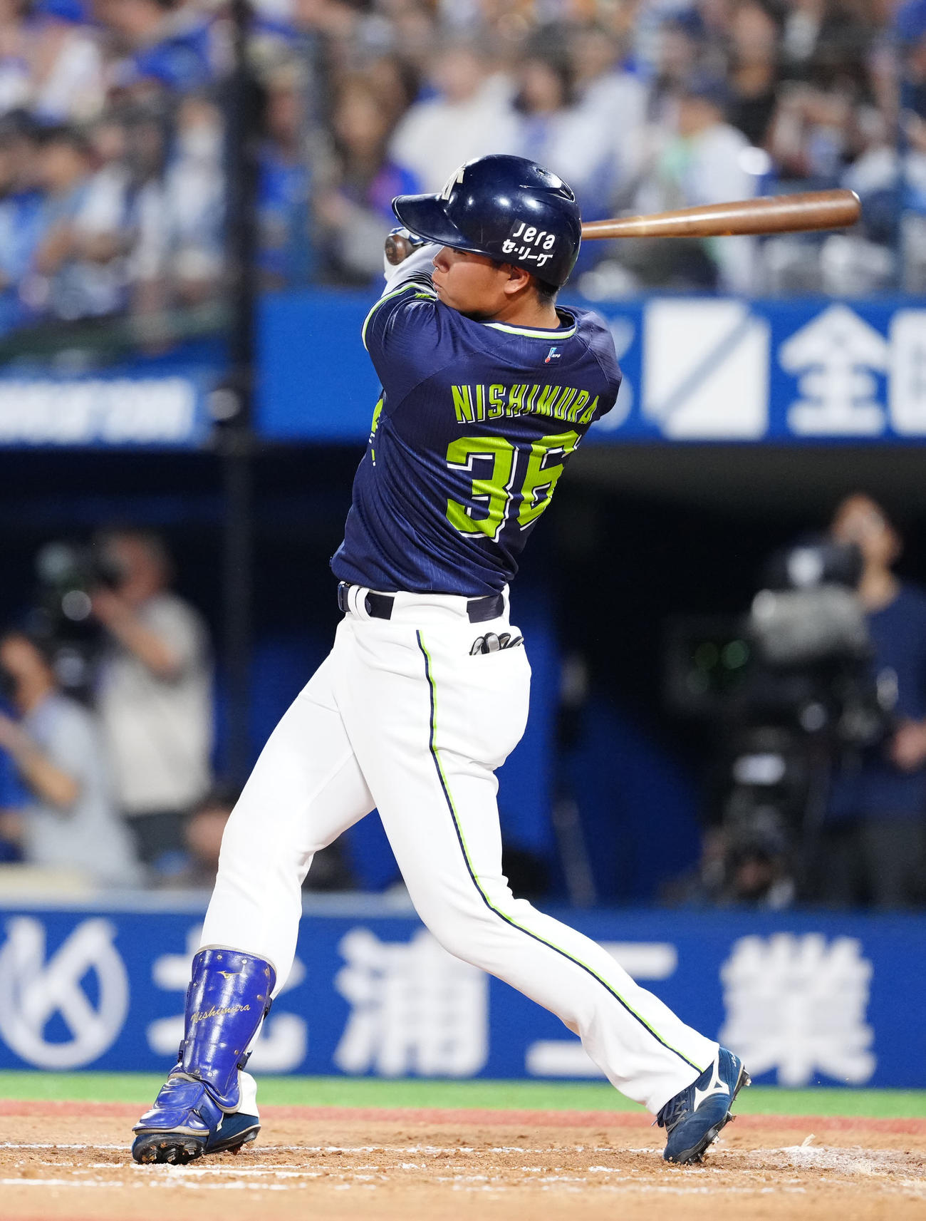 DeNA対ヤクルト　7回表ヤクルト1死一、三塁、プロ初安打となる適時打を放つ西村（撮影・江口和貴）