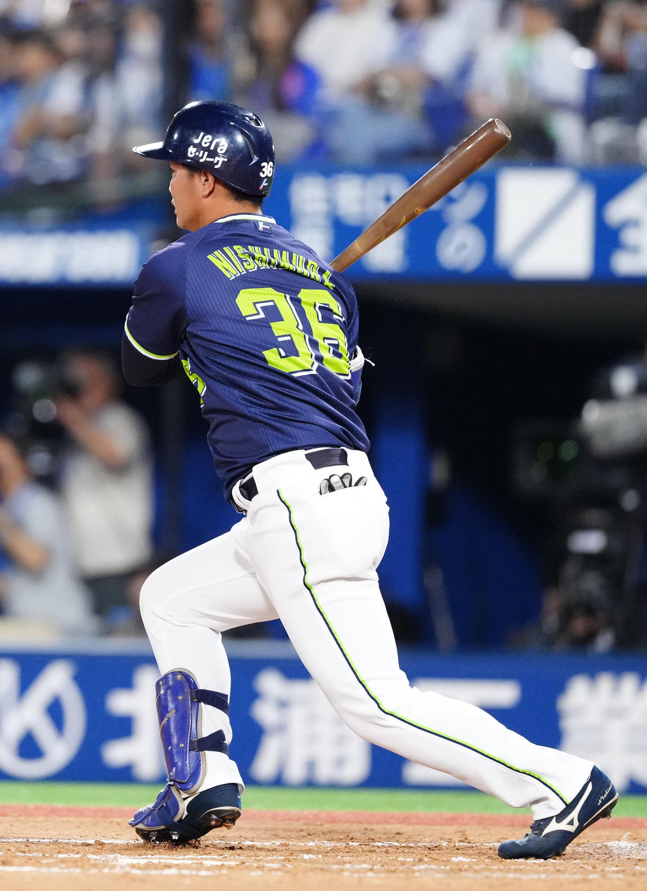 DeNA対ヤクルト　7回表ヤクルト1死一、三塁、プロ初安打となる適時打を放つ西村（撮影・江口和貴）