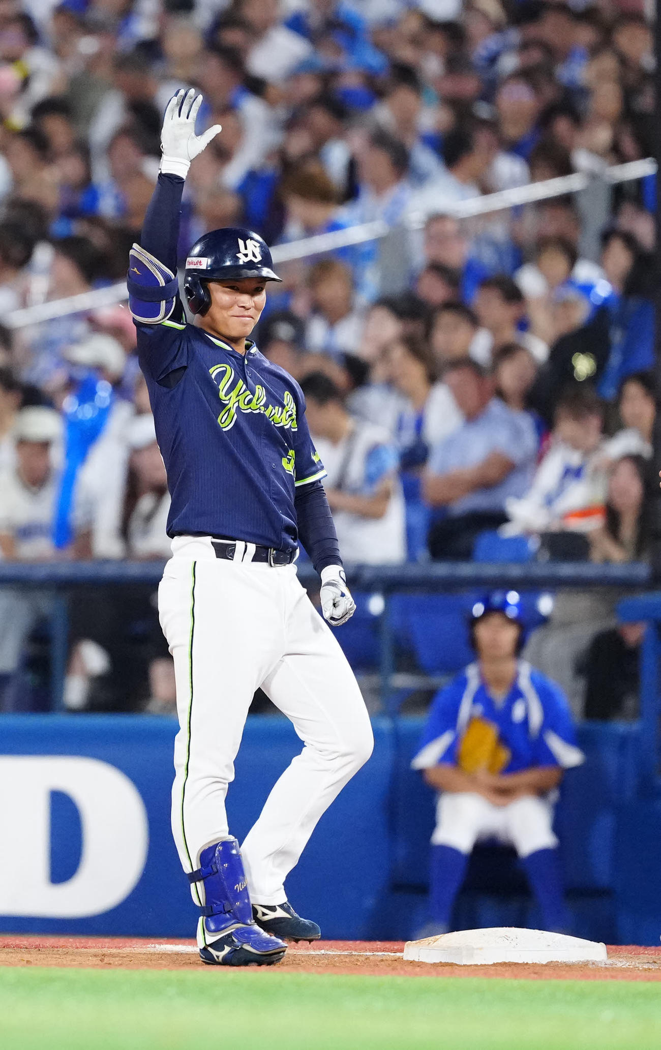 DeNA対ヤクルト　7回表ヤクルト1死一、三塁、プロ初安打となる適時打を放った西村（撮影・江口和貴）