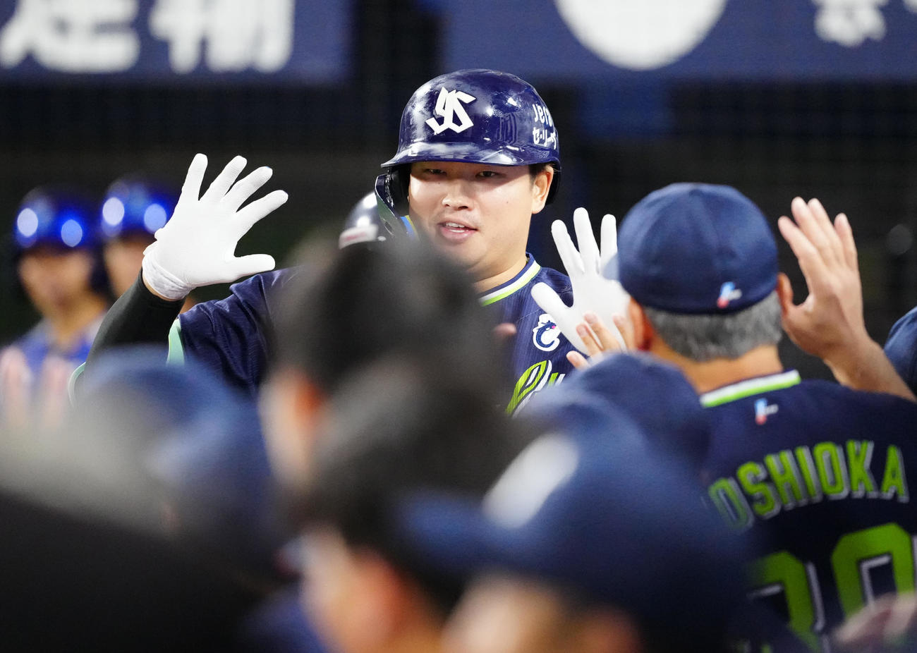 DeNA対ヤクルト　3回表ヤクルト1死一塁、2点本塁打を放ち、タッチを交わす村上（撮影・江口和貴）