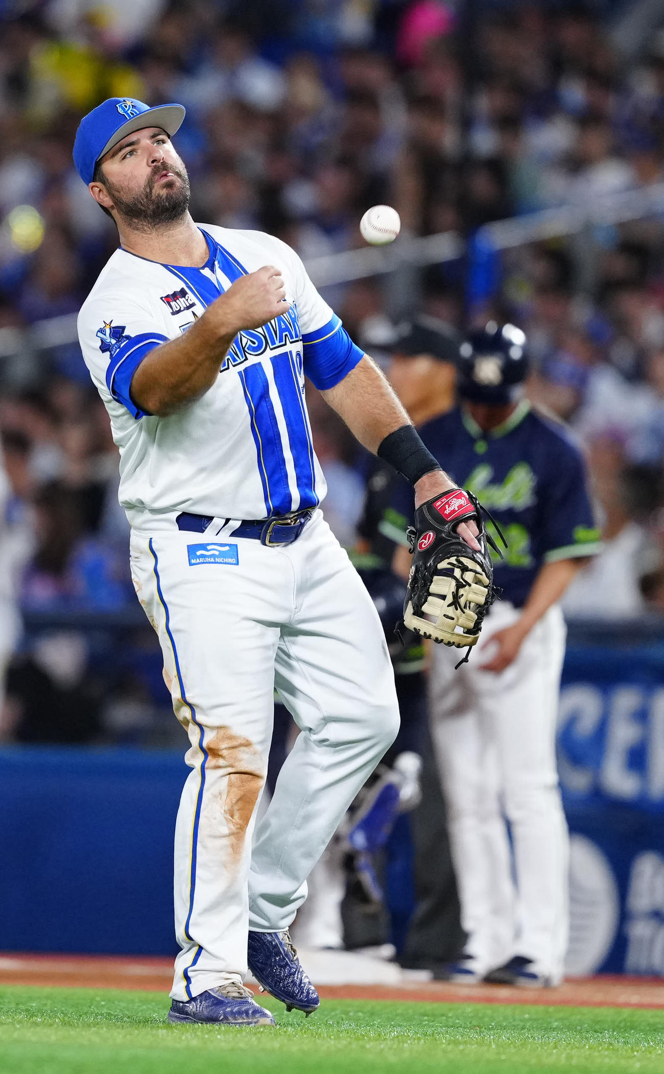 DeNA対ヤクルト　7回表、ヤクルト西村のプロ初安打記念球を渡すDeNAフォード（撮影・江口和貴）