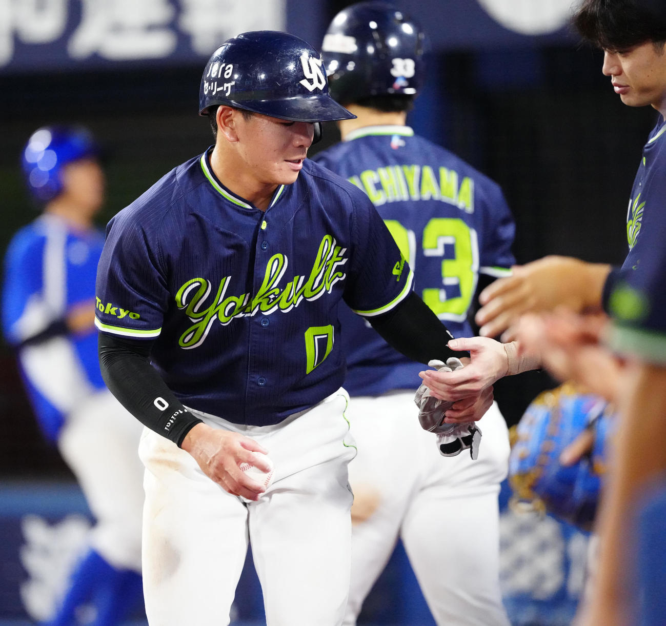 DeNA対ヤクルト　7回表、ヤクルト西村のプロ初安打記念球を受け取った並木（撮影・江口和貴）