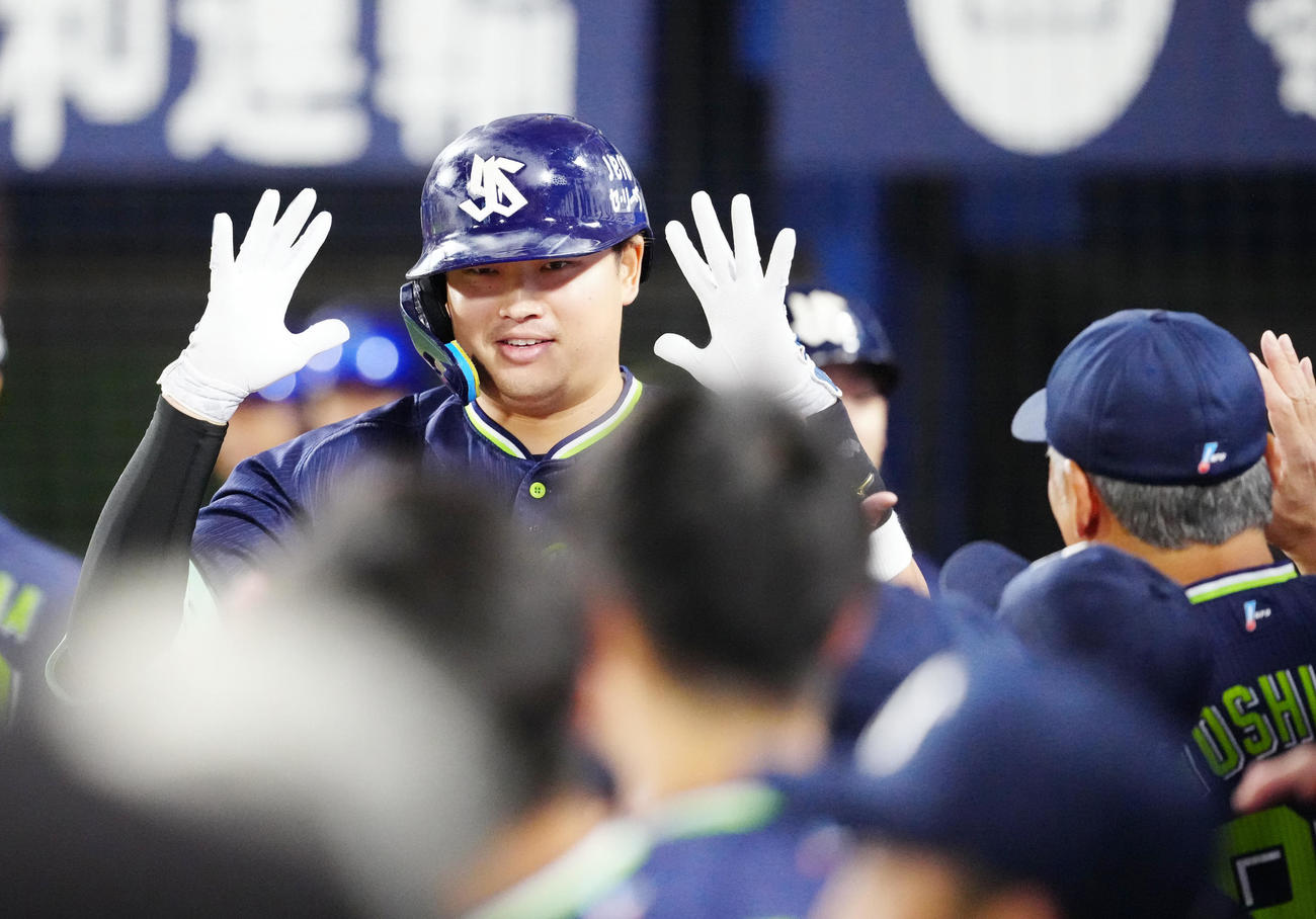 DeNA対ヤクルト　3回表ヤクルト1死一塁、2点本塁打を放ち、タッチを交わす村上（撮影・江口和貴）