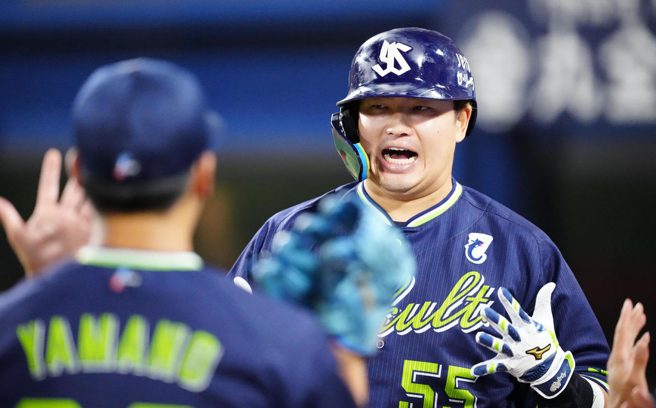 DeNA対ヤクルト　3回表ヤクルト1死一塁、2点本塁打を放ち、タッチを交わす村上（撮影・江口和貴）