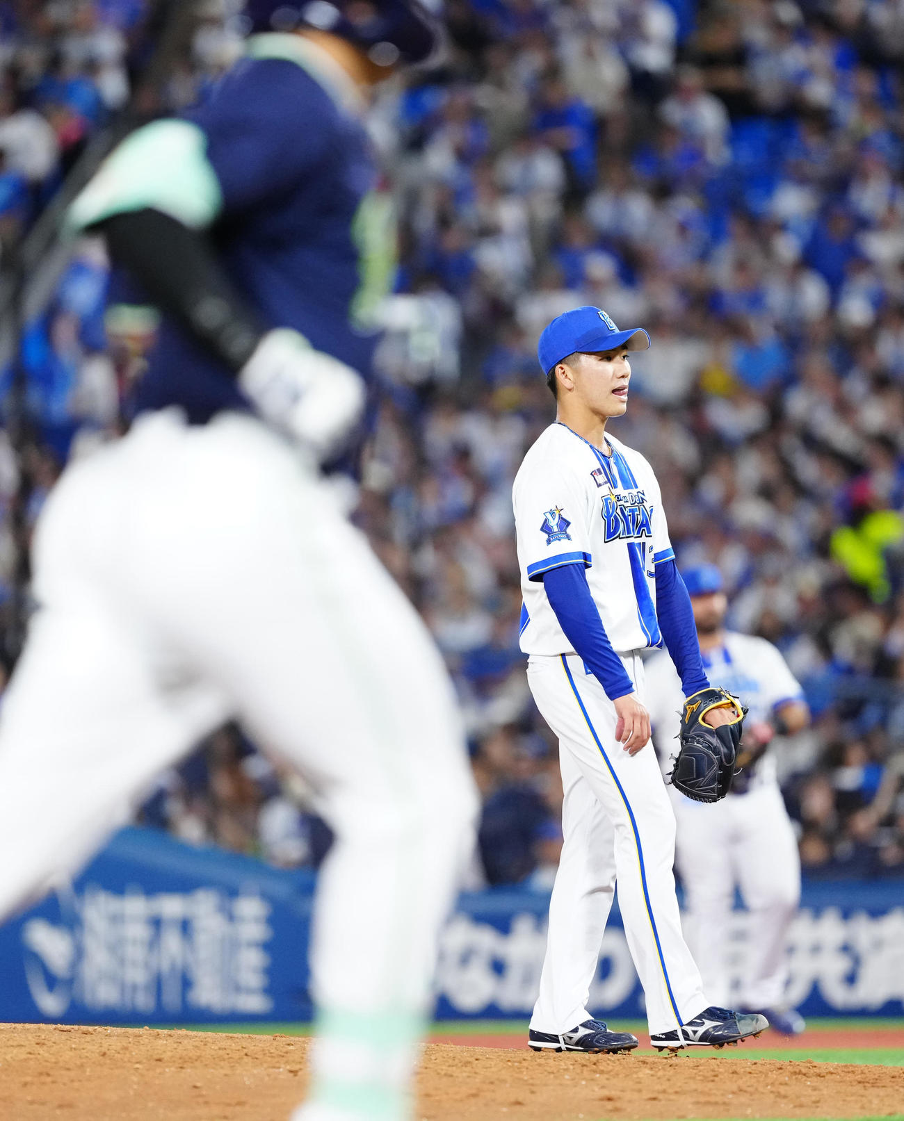 DeNA対ヤクルト　3回表ヤクルト1死一塁、村上（手前）に2点本塁打を浴びる篠木（撮影・江口和貴）