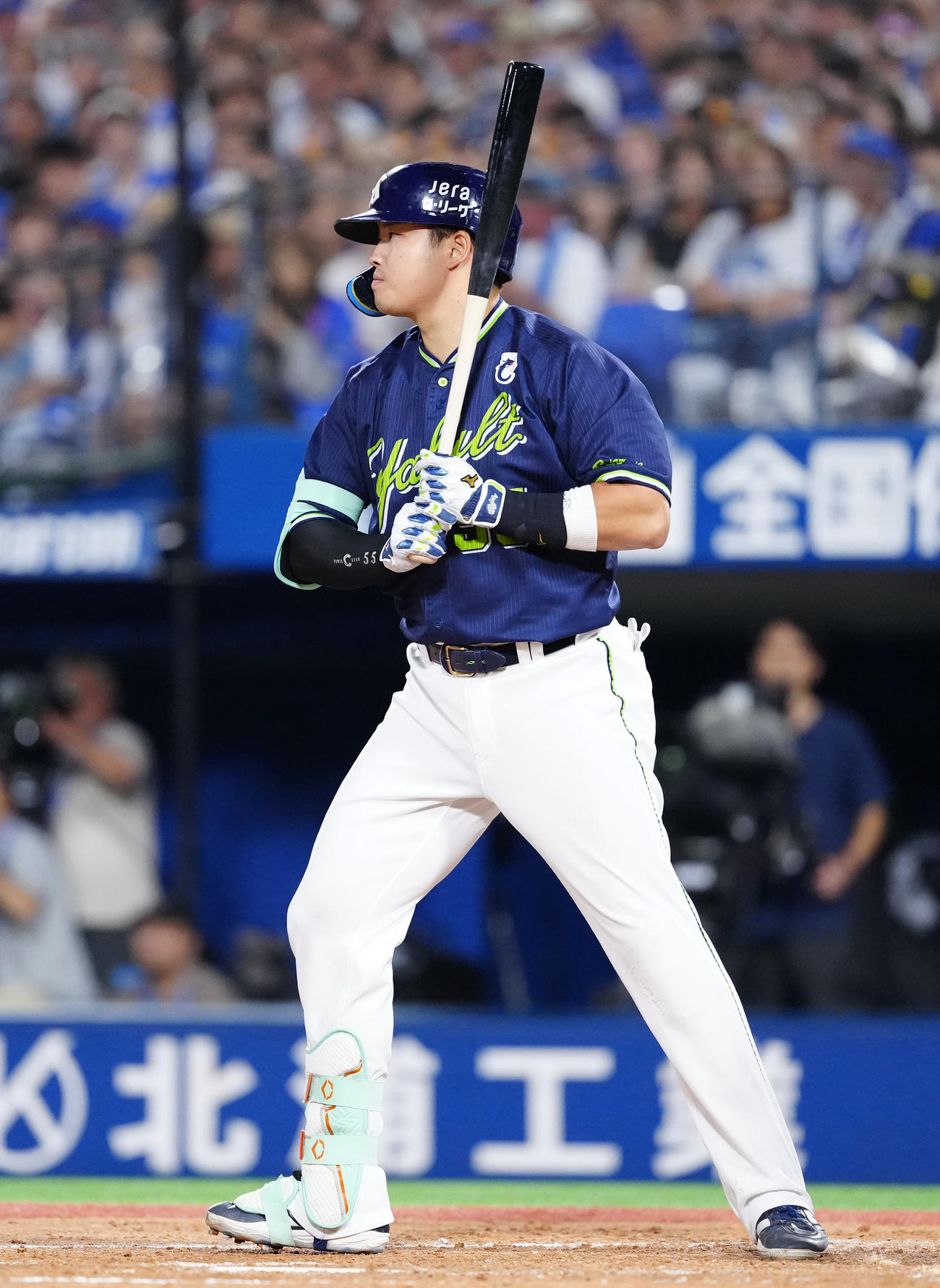 DeNA対ヤクルト　5回表ヤクルト2死三塁、四球を選ぶ村上（撮影・江口和貴）