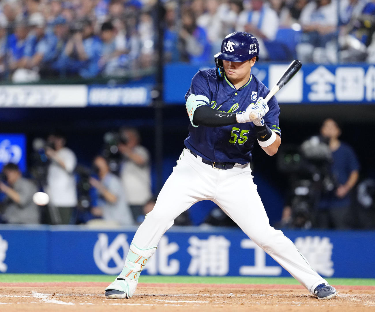 DeNA対ヤクルト　5回表ヤクルト2死三塁、四球を選ぶ村上（撮影・江口和貴）