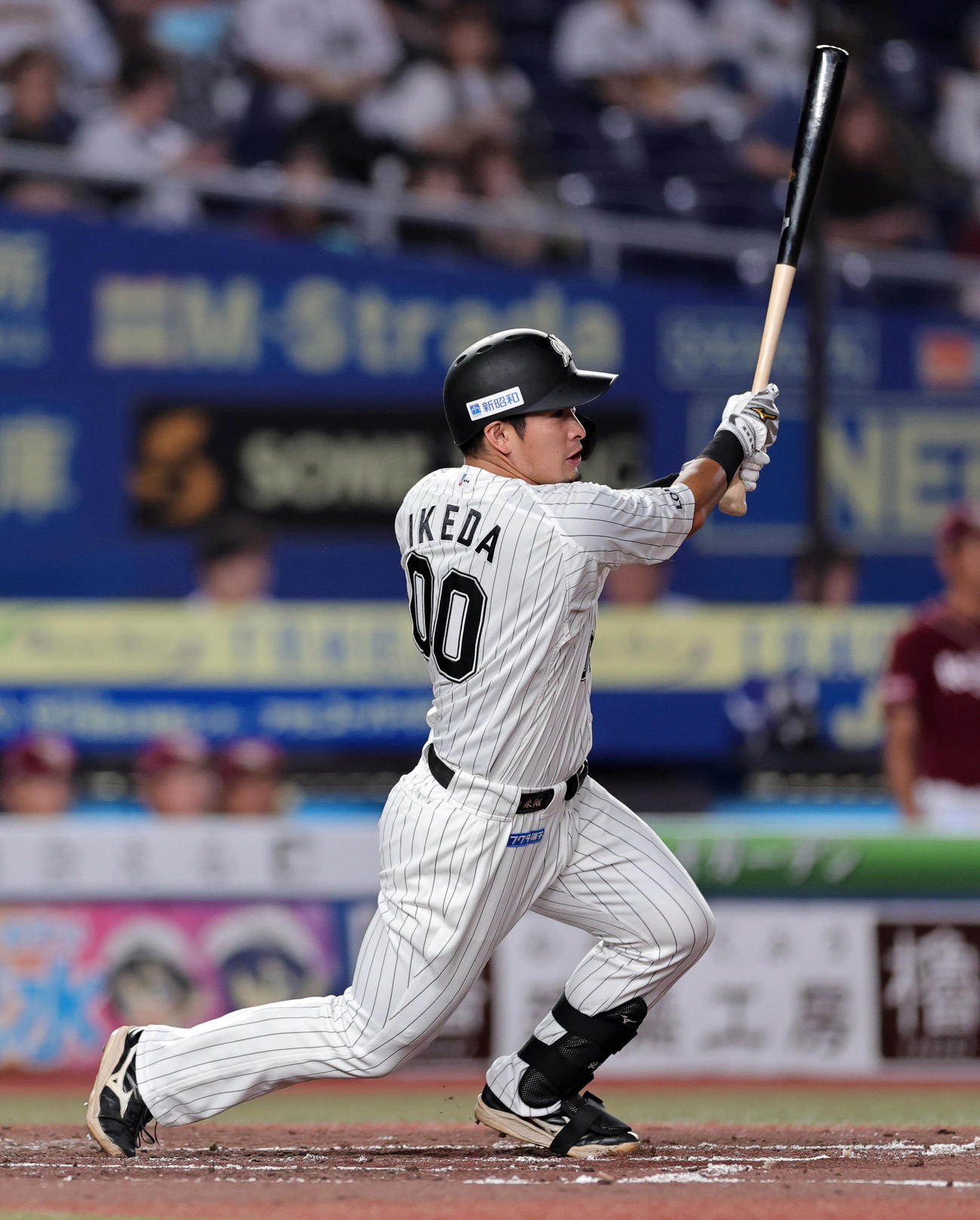 ロッテ対楽天　4回裏ロッテ1死二塁、先制右適時二塁打を放つ池田（撮影・野上伸悟）