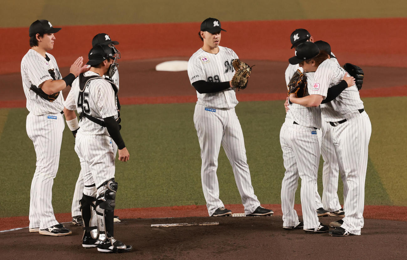 ロッテ対楽天　1回表楽天1死、引退試合で先発した美馬は、2番手沢村（右）と抱きあう（撮影・野上伸悟）