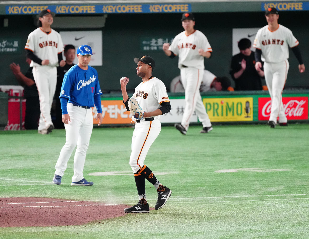 巨人対中日　8回表中日2死一、二塁、代打板山を一ゴロに仕留め、ガッツポーズするマルティネス（撮影・鈴木みどり）