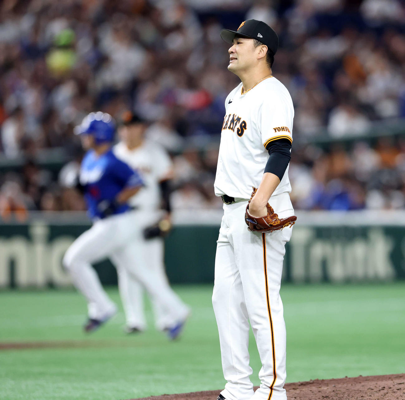 巨人対中日　3回表中日2死一塁、細川（後方）に2点本塁打を許し悔しそうな表情の田中将（撮影・浅見桂子）