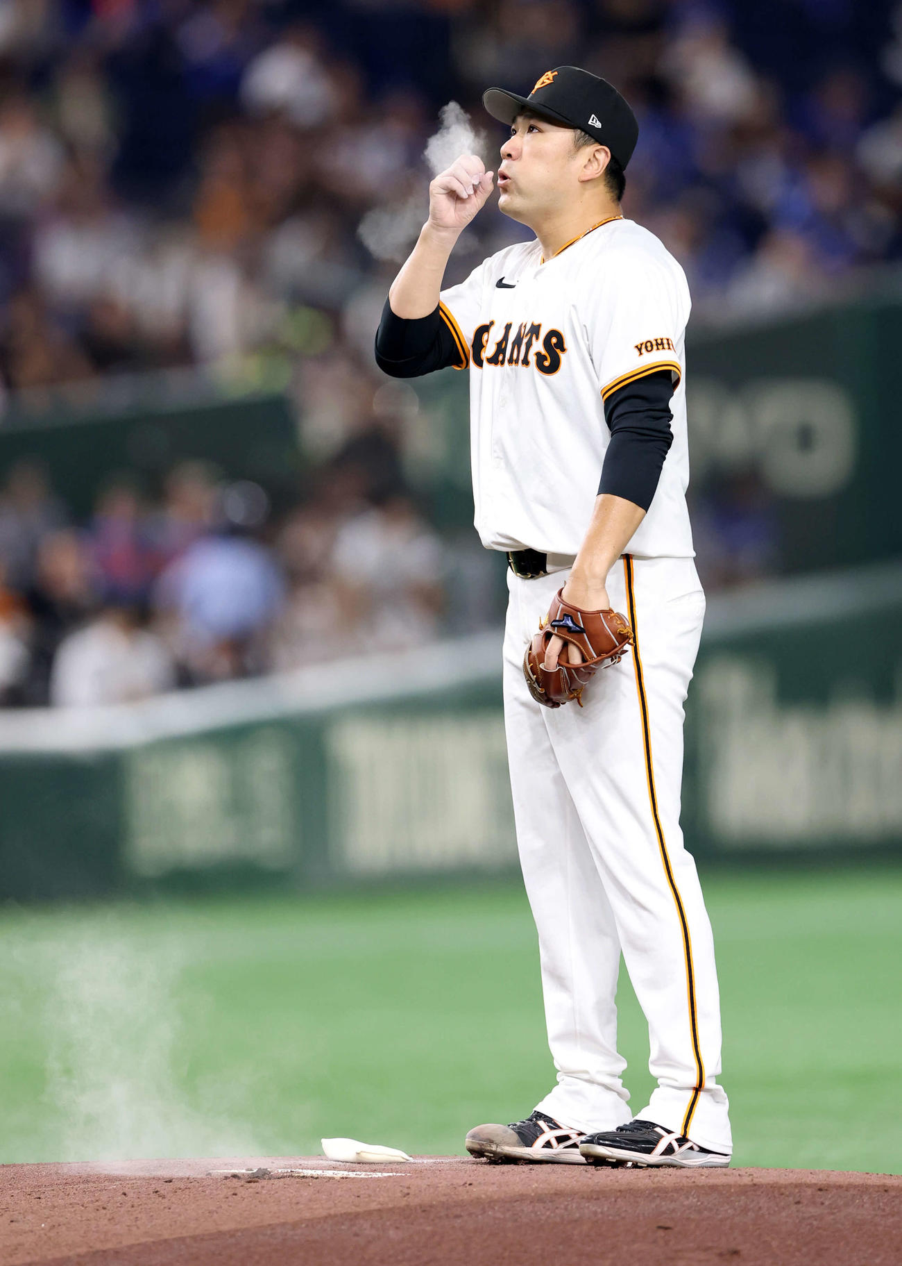 巨人対中日　1回表中日の攻撃で、初球を投げる前、粉を吹く田中将（撮影・浅見桂子）