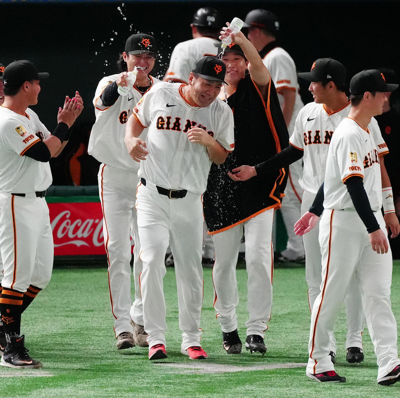 巨人対中日　日米通算200勝を達成した巨人田中将（中央）は大勢（中央右）、田中瑛（同左）から水をかけられ笑顔（撮影・鈴木みどり）