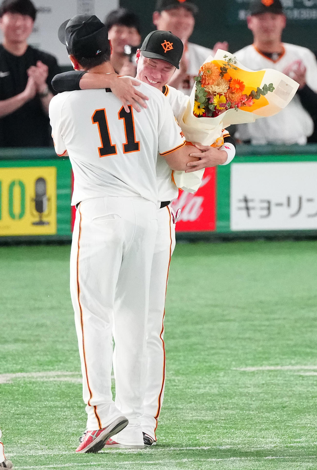 巨人対中日　日米通算200勝を達成した巨人田中将（左）とハグする巨人坂本（撮影・鈴木みどり）