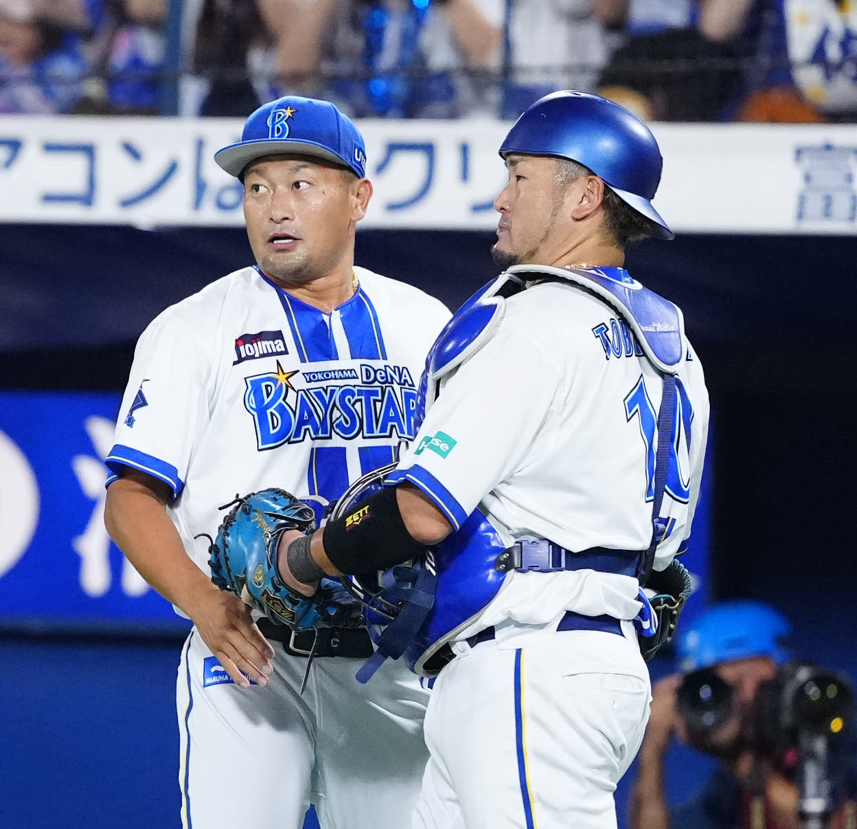 DeNA対ヤクルト　9回表終了後、言葉を交わすDeNA森唯（左）と捕手戸柱（撮影・江口和貴）