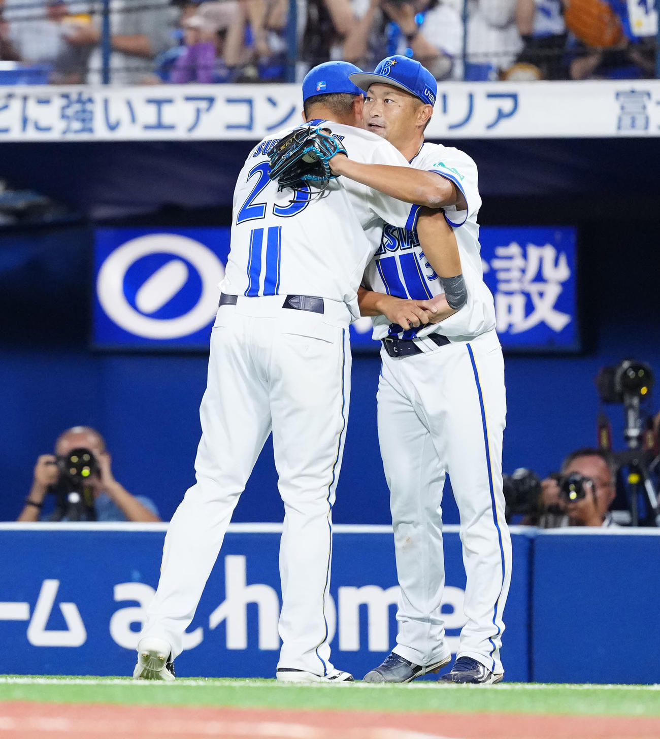 DeNA対ヤクルト　9回表終了後、DeNA筒香（左）と抱き合う森唯（撮影・江口和貴）