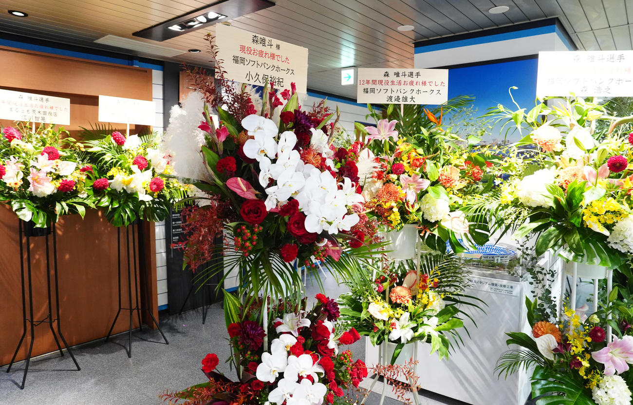 DeNA対ヤクルト　引退するDeNA森唯へソフトバンク小久保監督らから届けられた花（撮影・江口和貴）